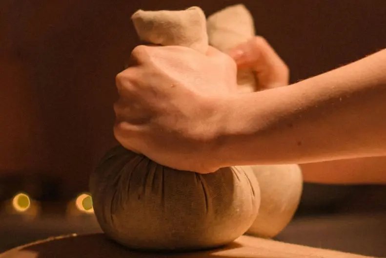 Qué son los masajes de Pindas herbales